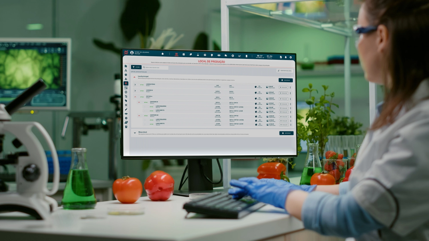 Profissional analisando dados de produção agrícola em computador, representando tecnologia e rastreabilidade no agronegócio.